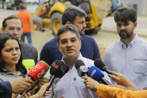Leia mais sobre o artigo Prefeito em exercício Jander Lobato vistoria obra de modernização da rede de drenagem na avenida Maceió