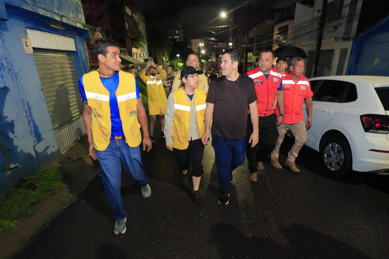 You are currently viewing Prefeito de Manaus em exercício Renato Junior mobiliza equipes e presta assistência a vítimas após desabamento de muro no bairro Praça 14 de Janeiro