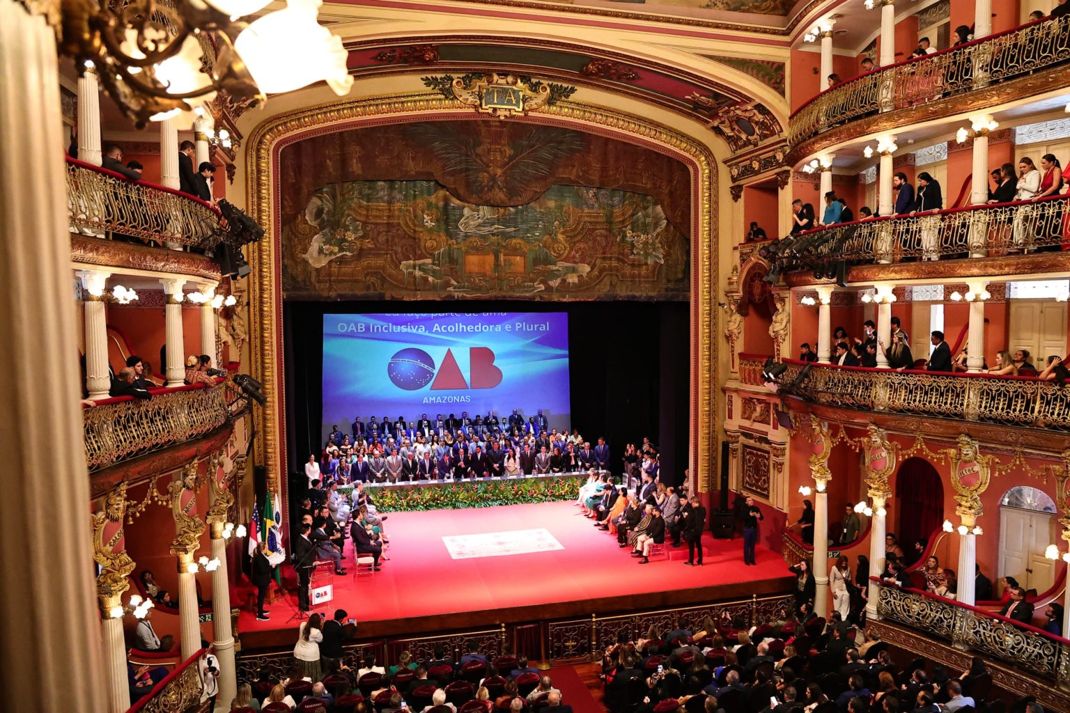 You are currently viewing Presidente do TCE-AM prestigia solenidade de posse de Jean Cleuter na OAB-AM