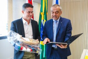 Read more about the article David Almeida assina acordo com TJ-AM para perdoar 200 mil ações de dívidas pequenas da justiça