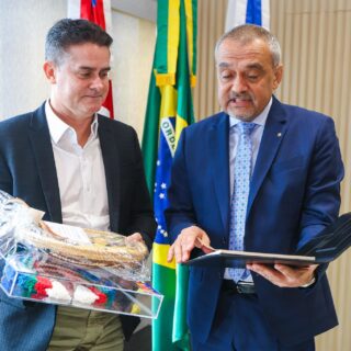 David Almeida assina acordo com TJ-AM para perdoar 200 mil ações de dívidas pequenas da justiça