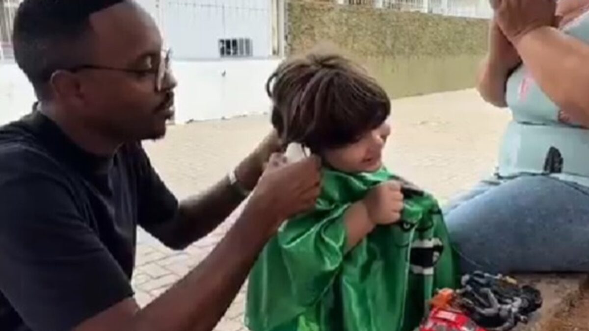 You are currently viewing Barbeiro viraliza cortando cabelo de crianças com autismo