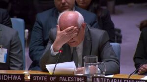 Read more about the article Enviado palestino na ONU chora ao relatar morte de crianças em Gaza