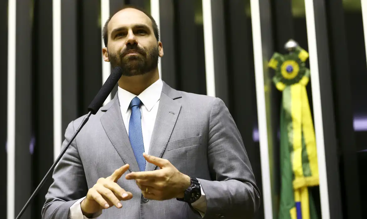 You are currently viewing Moraes abre inquérito para investigar Eduardo Bolsonaro