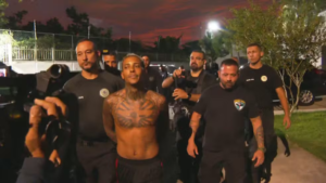 Read more about the article MC Poze do Rodo é preso por apologia ao crime e por envolvimento com o tráfico
