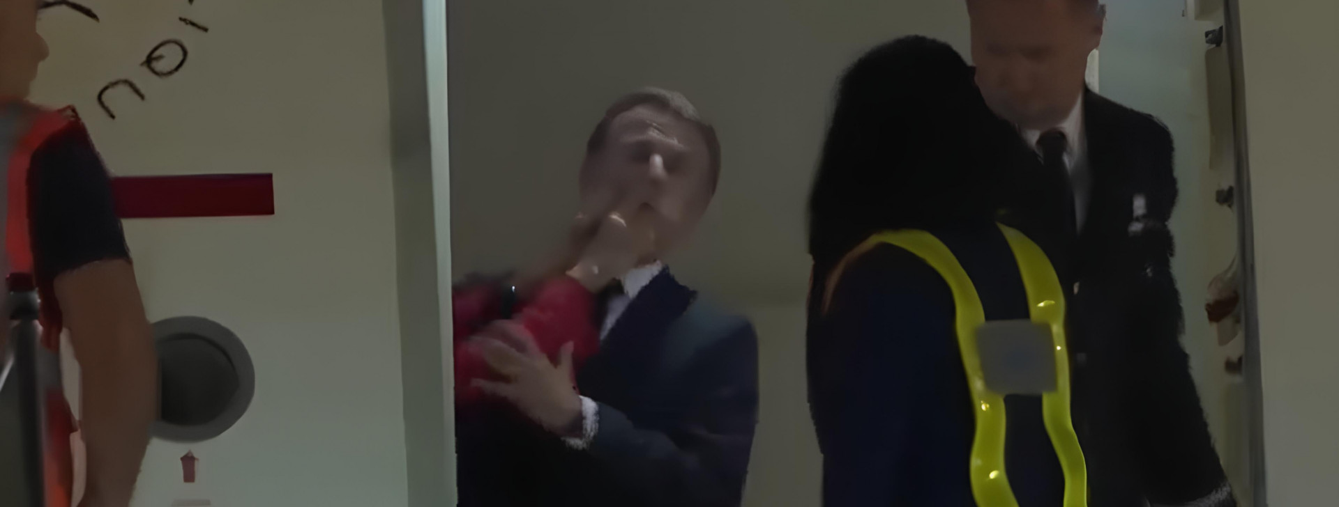 No momento, você está visualizando Agressão? Primeira-dama da França empurra rosto de Macron em viagem ao Vietnã