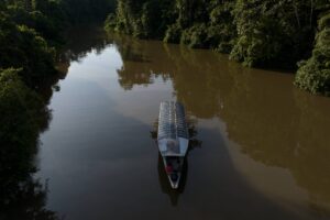 Read more about the article Indígenas da Amazônia criam barco movido a energia solar e aposentam diesel