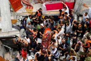 Read more about the article Israel mata 50 palestinos na Faixa de Gaza, 23 deles perto de centro de distribuição de comida, diz Hamas