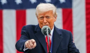 Read more about the article Aiatolá ameaça reagir contra EUA após Trump exigir a rendição do Irã