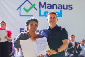 Read more about the article Prefeito David Almeida entrega 400 títulos de imóveis e reforça compromisso com moradia digna