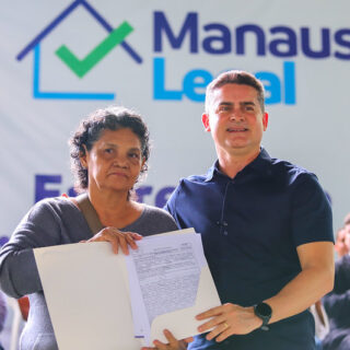 Prefeito David Almeida entrega 400 títulos de imóveis e reforça compromisso com moradia digna