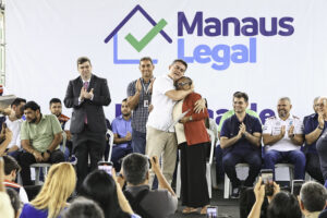 Read more about the article Prefeito David Almeida entrega 1.150 registros definitivos na comunidade Rio Piorini e reforça compromisso com a habitação em Manaus