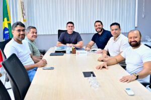 Read more about the article Prefeito David Almeida anuncia força-tarefa para regularizar 10 mil progressões na rede municipal de ensino