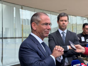 Read more about the article Advogado de Braga Netto diz que Cid mentiu sobre dinheiro em caixa de vinho e que pedirá anulação de delação