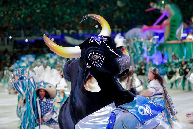 You are currently viewing Festival de Parintins 2025: Boi Caprichoso abre a segunda noite e celebra a retomada das tradições