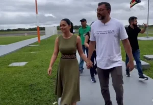 Read more about the article Governador Wilson Lima surge de mãos dadas com mulher em Parintins e chama atenção nas redes sociais