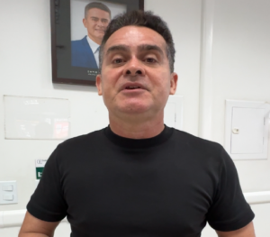 Read more about the article Com apoio da população e ação rápida da polícia, prefeito David Almeida anuncia recuperação parcial de bens de UBS assaltada