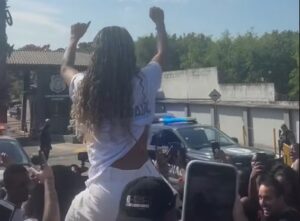 Read more about the article Alvo de operação, mulher de MC Poze do Rodo, aguarda saída do cantor e é carregada por seguranças na frente de presídio