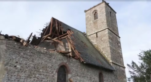 Read more about the article Teto de igreja do século XI na França desaba com tempestade, e prefeita se emociona: ‘está devastada
