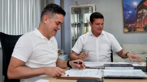 Read more about the article Prefeito David Almeida assina projeto de lei que assegura o Passe Livre Estudantil aos alunos da rede municipal