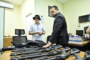 Read more about the article Prefeito David Almeida amplia segurança em Manaus com entrega de novos armamentos e equipamentos à Guarda Municipal