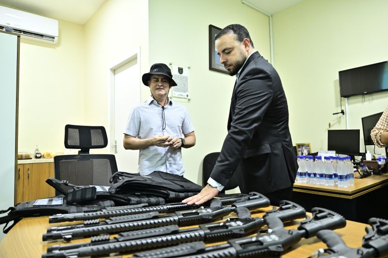 You are currently viewing Prefeito David Almeida amplia segurança em Manaus com entrega de novos armamentos e equipamentos à Guarda Municipal