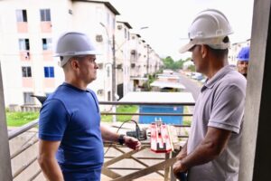 Read more about the article Prefeito David Almeida inspeciona obras de unidades de saúde na zona Norte e anuncia entregas para julho e outubro