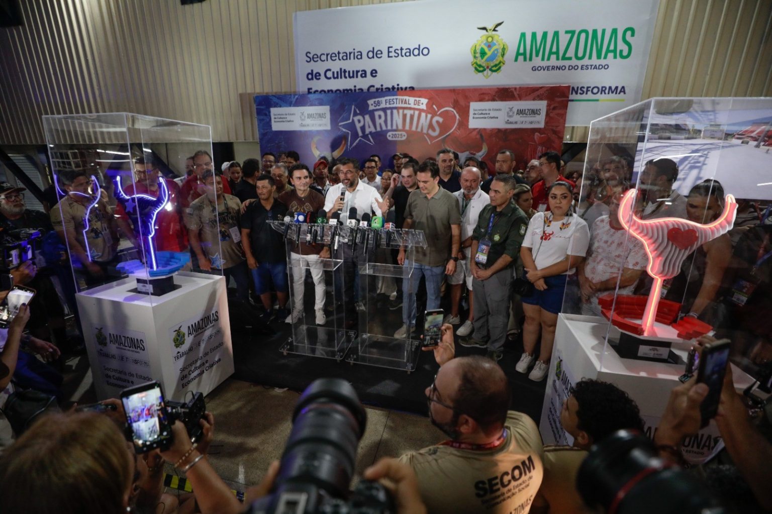 You are currently viewing Governador Wilson Lima assina contrato para elaboração do projeto de modernização do Bumbódromo de Parintins