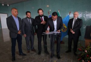 Read more about the article Governador Wilson Lima firma acordo com a Polícia Federal para uso compartilhado de hangar no Aeroporto Eduardo Gomes