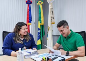 Read more about the article Prefeito David Almeida unifica datas-base e garante reajuste salarial a todos os servidores municipais de Manaus