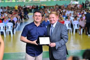 Read more about the article Prefeito David Almeida recebe homenagem do Poder Judiciário por avanços na regularização fundiária em Manaus