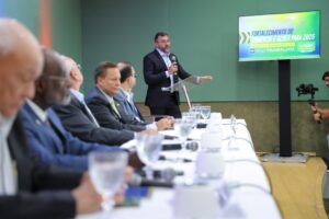 Read more about the article Governador destaca apoio ao comércio durante estiagem e reforça injeção de R$ 1,5 bilhão na economia com pagamento do 13º