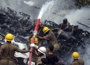 Read more about the article Socorristas retiram corpos de local da queda de voo da Air India que tinha mais de 240 pessoas a bordo