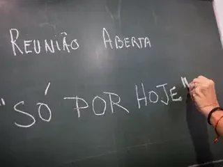 Aos 90 anos, Alcoólicos Anônimos tem maior participação feminina