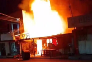 Read more about the article Incêndio destrói casa na Cidade Nova, em Manaus, e mobiliza bombeiros na noite de domingo