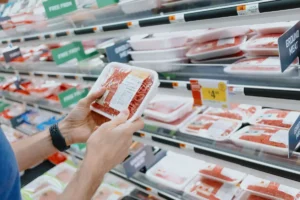 Read more about the article Microplásticos liberados por embalagens contaminam alimentos, mostra estudo