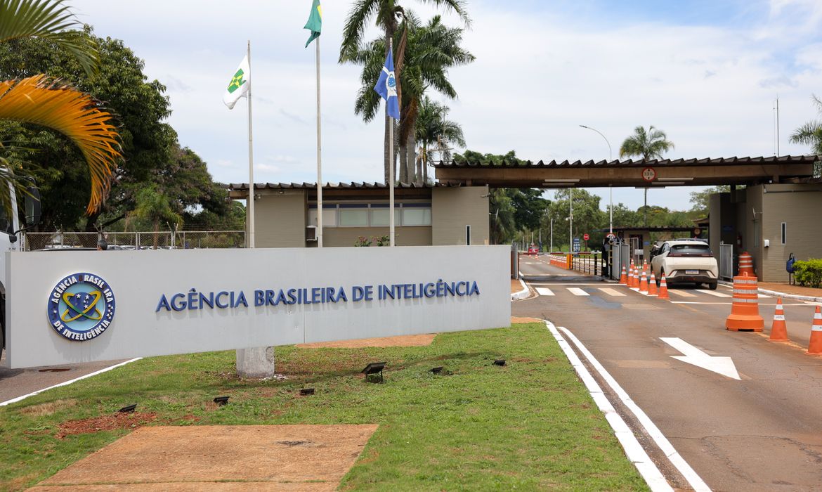 No momento, você está visualizando PF indicia Carlos Bolsonaro e Ramagem no inquérito da “Abin Paralela”