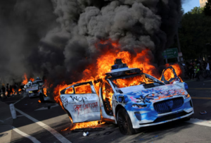 Read more about the article Polícia de Los Angeles ordena que manifestantes contra a imigração no centro da cidade voltem para casa
