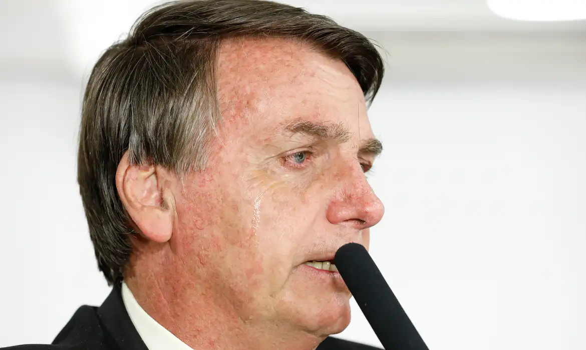 You are currently viewing PF cumpre mandados na casa de Jair Bolsonaro, que usará tornozeleira