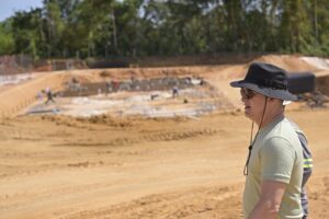 Read more about the article Prefeito David Almeida vistoria avanço das obras de novo habitacional com 576 apartamentos na zona Oeste de Manaus