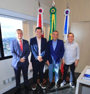 Read more about the article Prefeito em exercício Renato Junior visita TJ-AM e defende diálogo entre os poderes: ‘Harmonia institucional beneficia o povo’