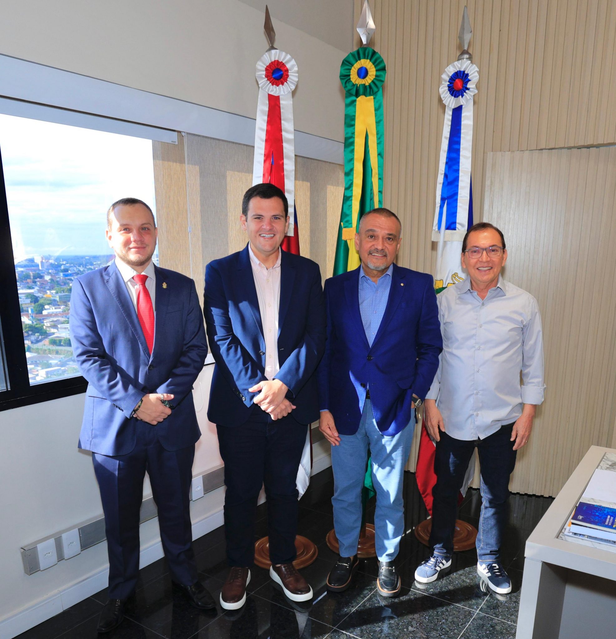 You are currently viewing Prefeito em exercício Renato Junior visita TJ-AM e defende diálogo entre os poderes: ‘Harmonia institucional beneficia o povo’