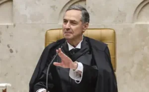 Read more about the article Não há perseguição a ninguém no Brasil, Barroso responde a Trump