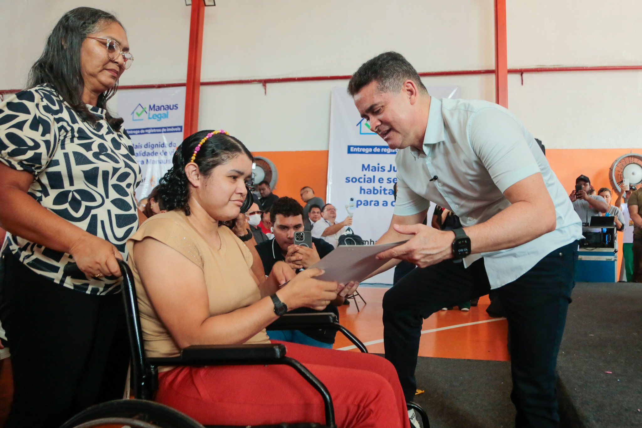 No momento, você está visualizando David Almeida consolida maior programa de regularização fundiária da história de Manaus e entrega 300 títulos definitivos na Cidade do Leste