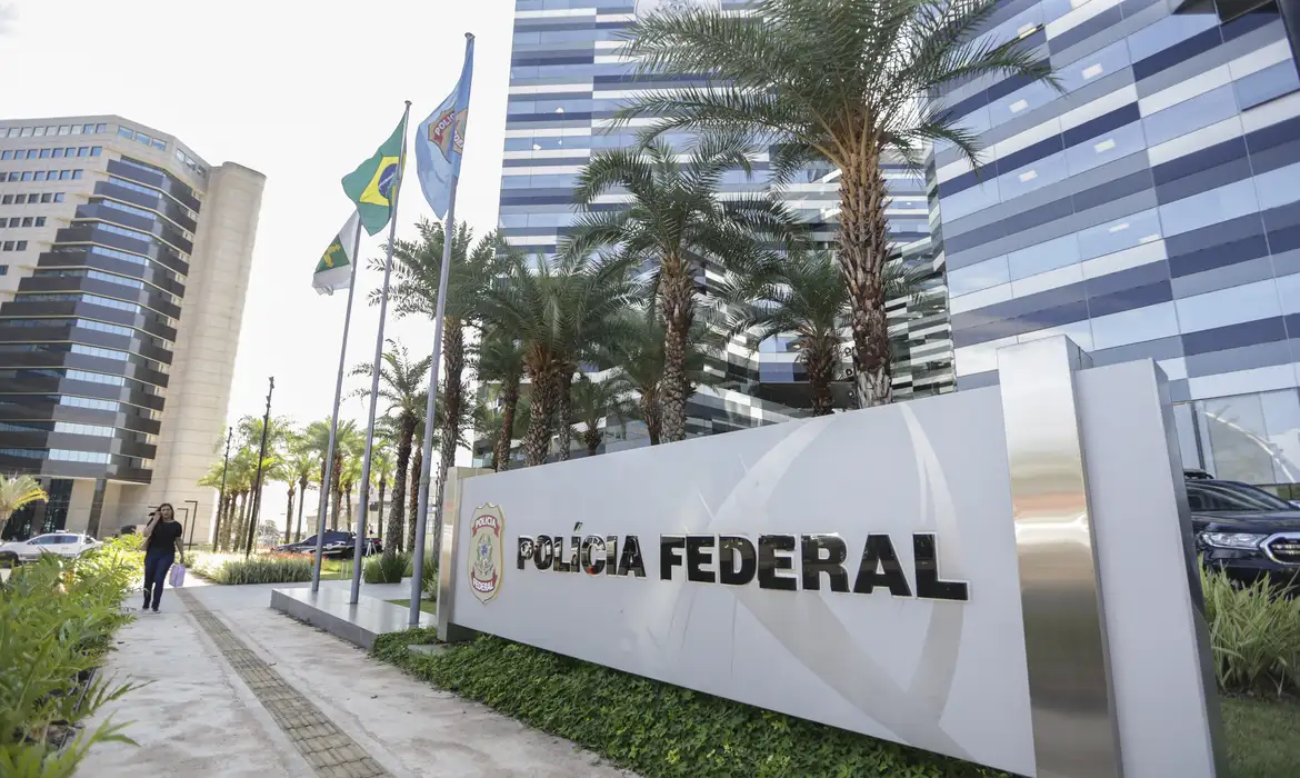 No momento, você está visualizando Grupo criminoso no setor de combustíveis é alvo de operações da PF