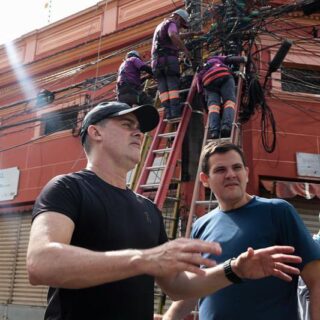 Prefeito David Almeida acompanha mais uma ação inédita do ‘Mutirão no Centro’ e fiscaliza retirada de ‘cabos mortos’ para combater a poluição visual