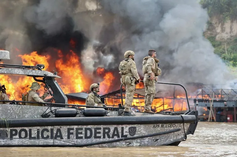 No momento, você está visualizando Operação contra garimpo ilegal tem confronto entre agentes e moradores no AM