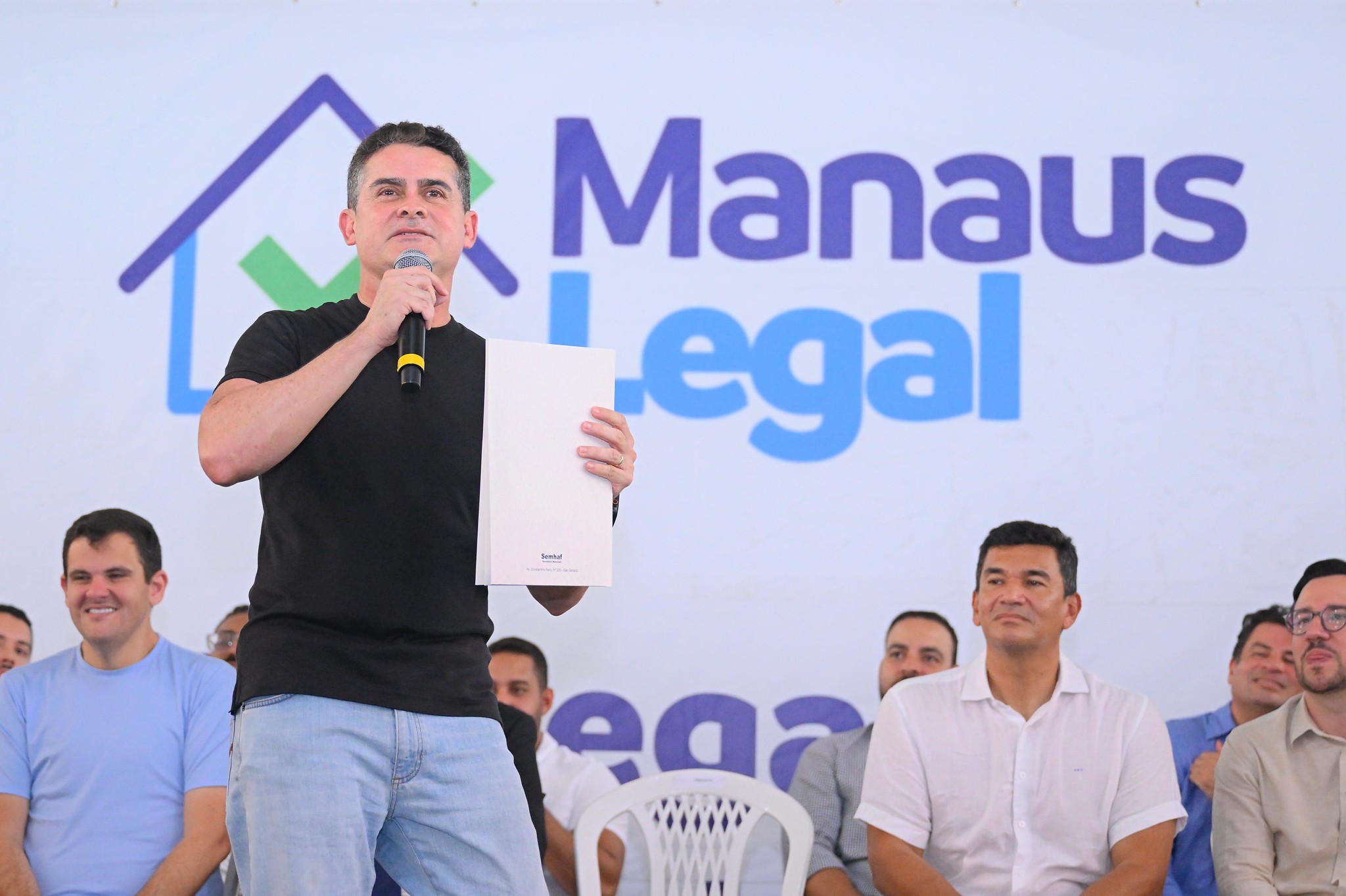 No momento, você está visualizando David Almeida realiza entrega histórica de registro de imóvies no Morro da Liberdade