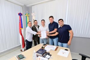 Leia mais sobre o artigo David Almeida assina decreto que amplia autorizações de táxis em Manaus e beneficia mais de 6 mil motoristas auxiliares
