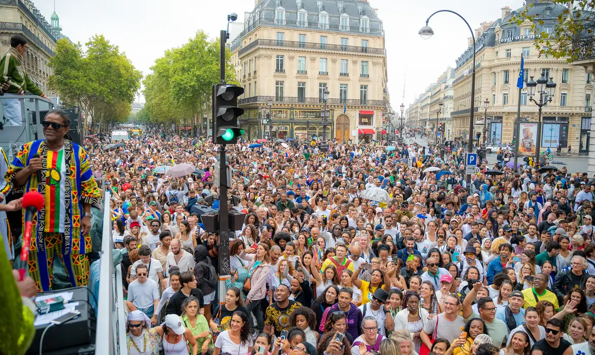 No momento, você está visualizando Cultura afro-brasileira é celebrada em Paris com Lavagem de Madeleine
